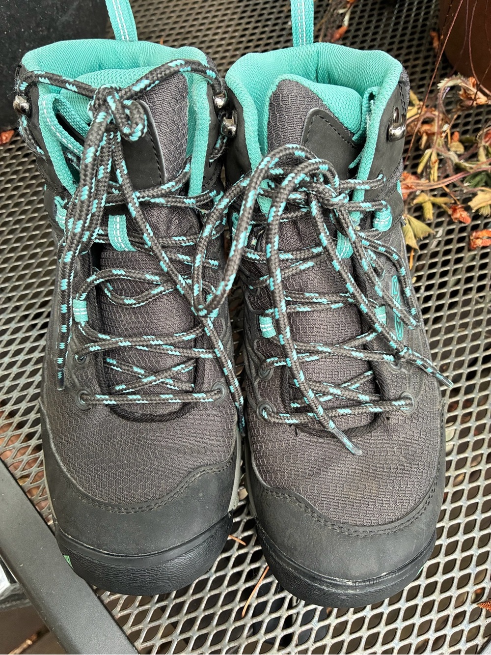 Keen Women’s Circada Waterproof Hiking Boots sz8